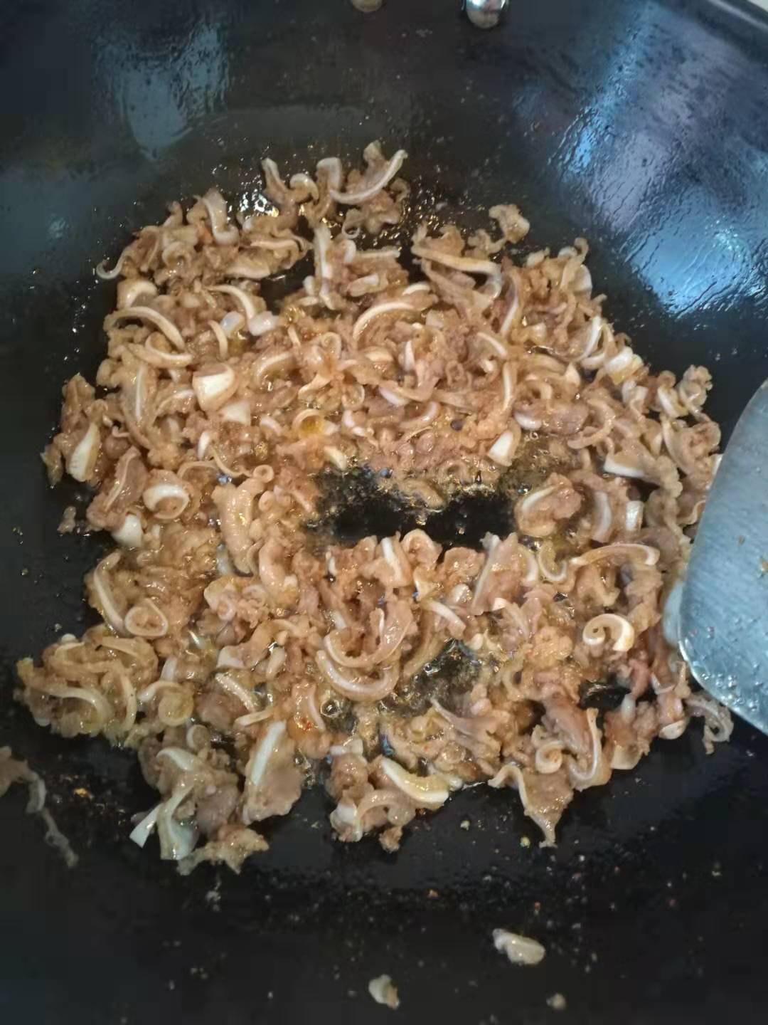 下酒好菜:辣椒炒月亮骨的做法 步骤5