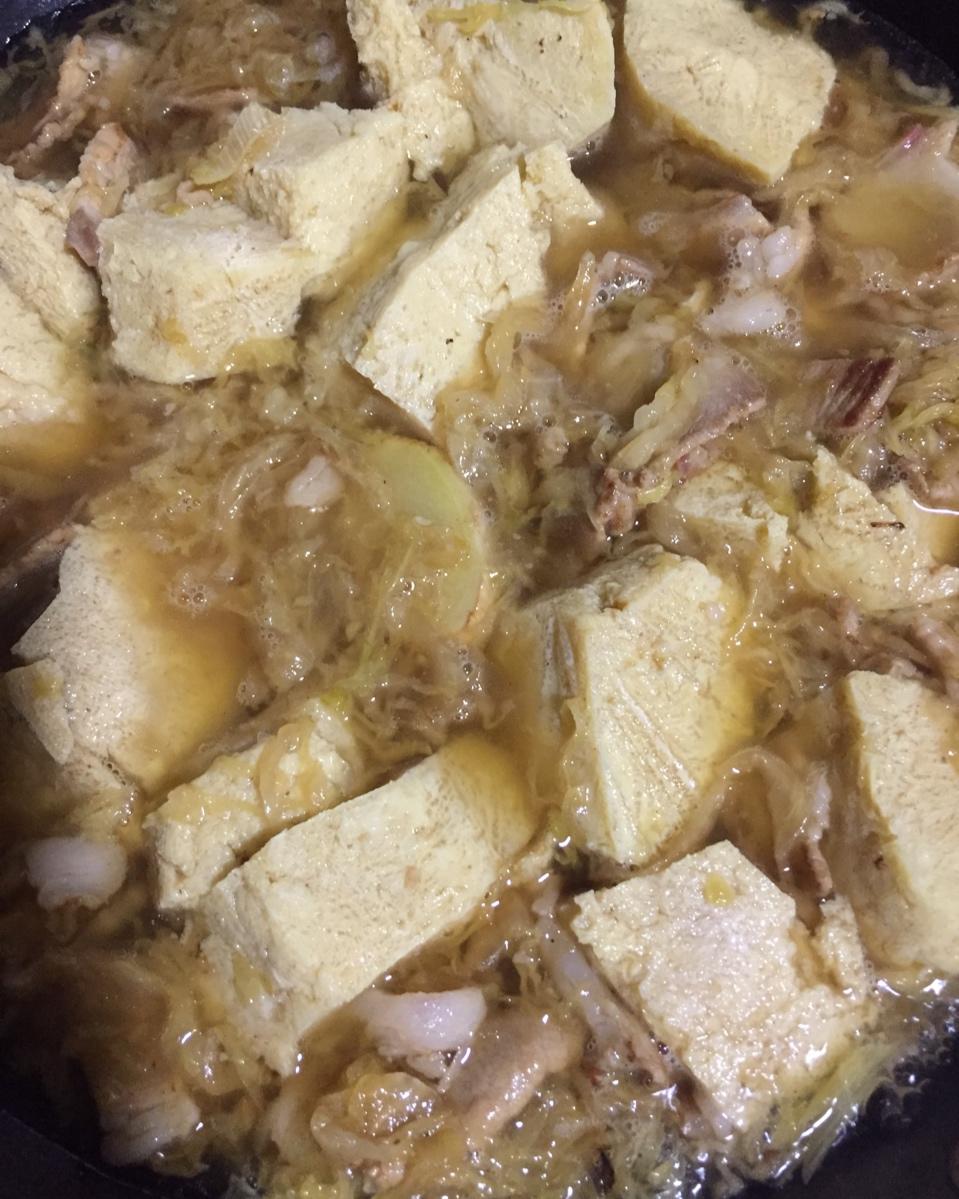 呆戴代做的酸菜炖冻豆腐