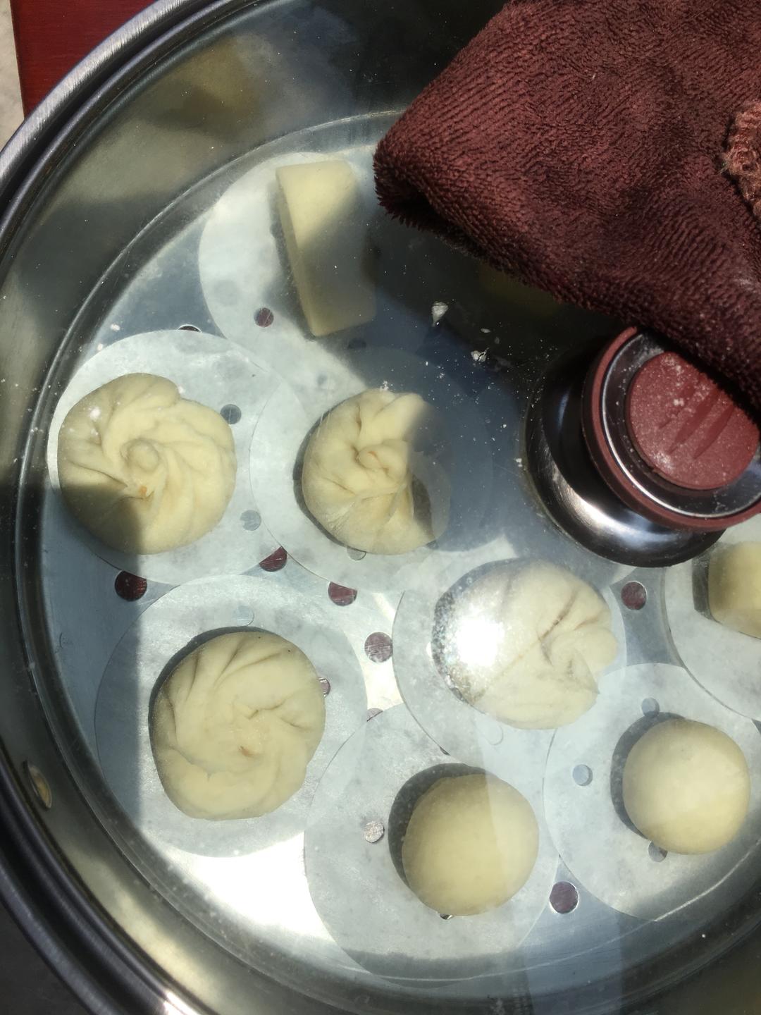 再次醒发至包子明显变轻,冷水上锅蒸,水开后蒸15分钟(大包子建议20