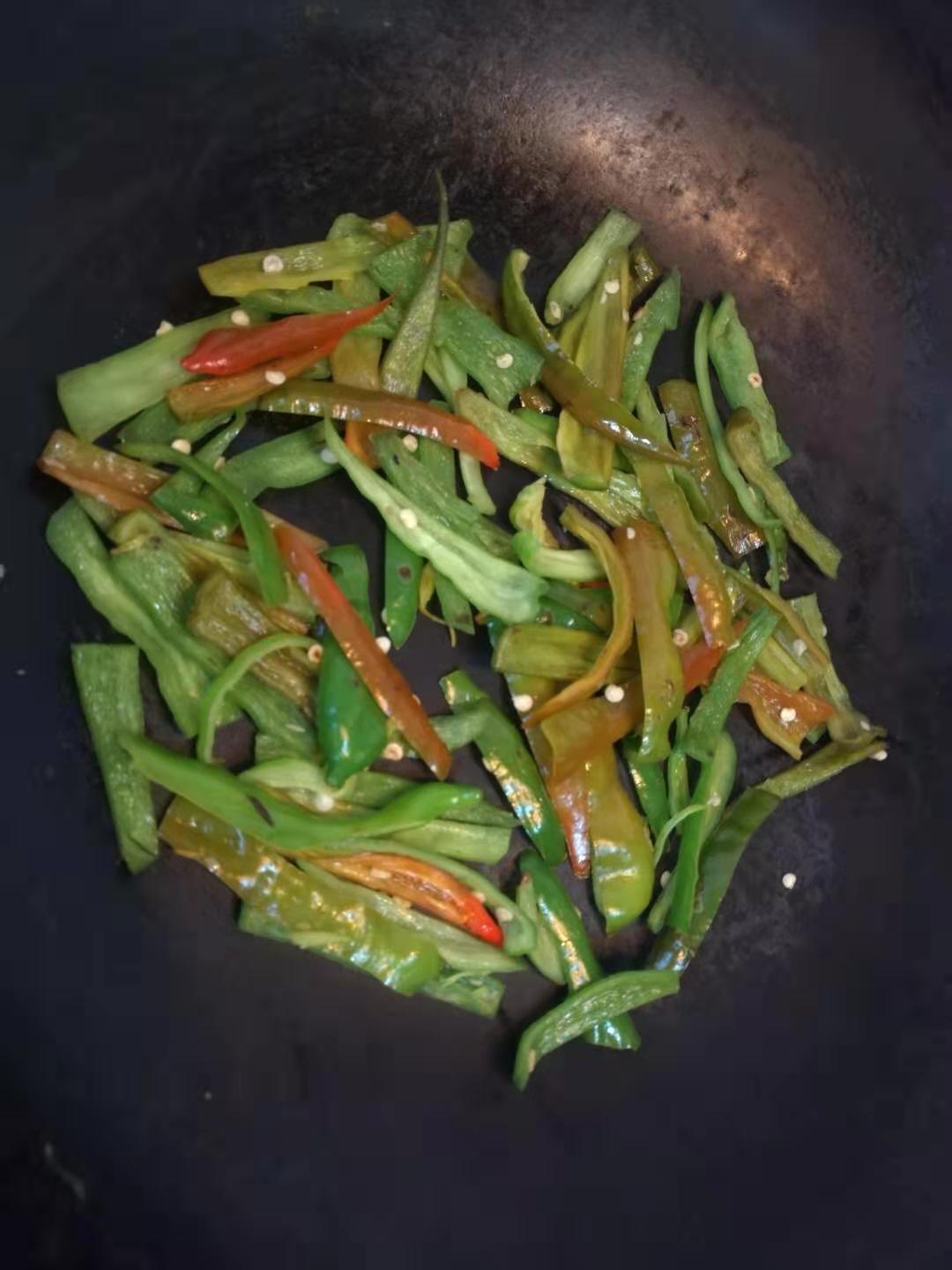 下酒好菜:辣椒炒月亮骨的做法 步骤7