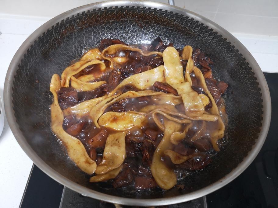 猪护心皮焖面