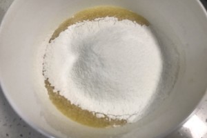 中空戚风-酸酸甜甜的夏日百香果柠檬的做法 步骤4