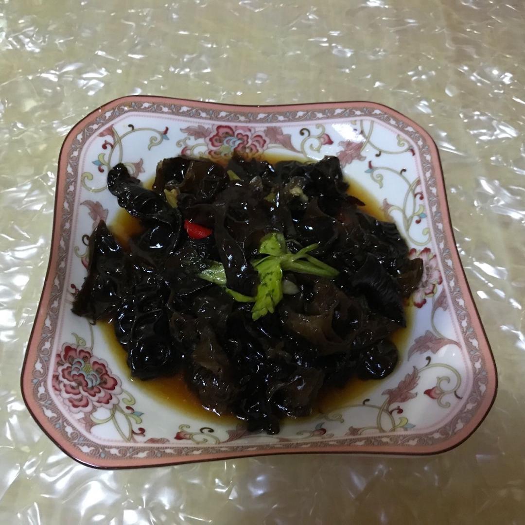 葡萄小玩子做的凉拌胡萝卜黑木耳