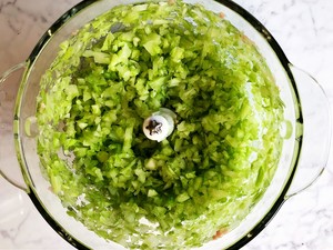 芹菜猪肉水饺?的做法 步骤3