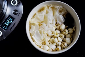 #北鼎v桂圆壶桂圆#【皮蛋莲子食谱汤】怀孕吃百合了怎么办图片