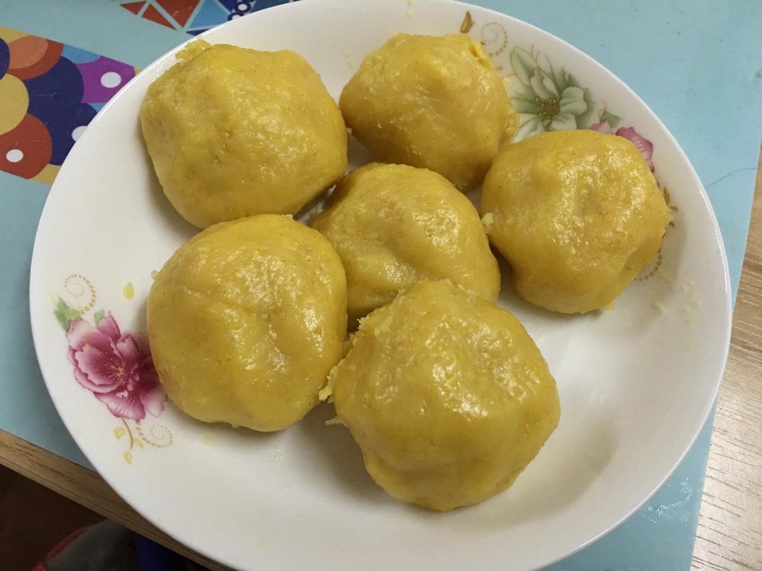 毛毛虫的菜园子做的小米窝头