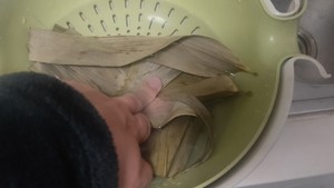 不放盐的草扎肉的做法 步骤3