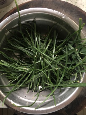 超简单的早餐 韭菜鸡蛋饼的做法 步骤1