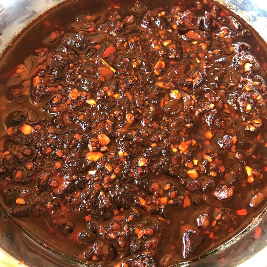 小飞学做菜做的香菇炸酱