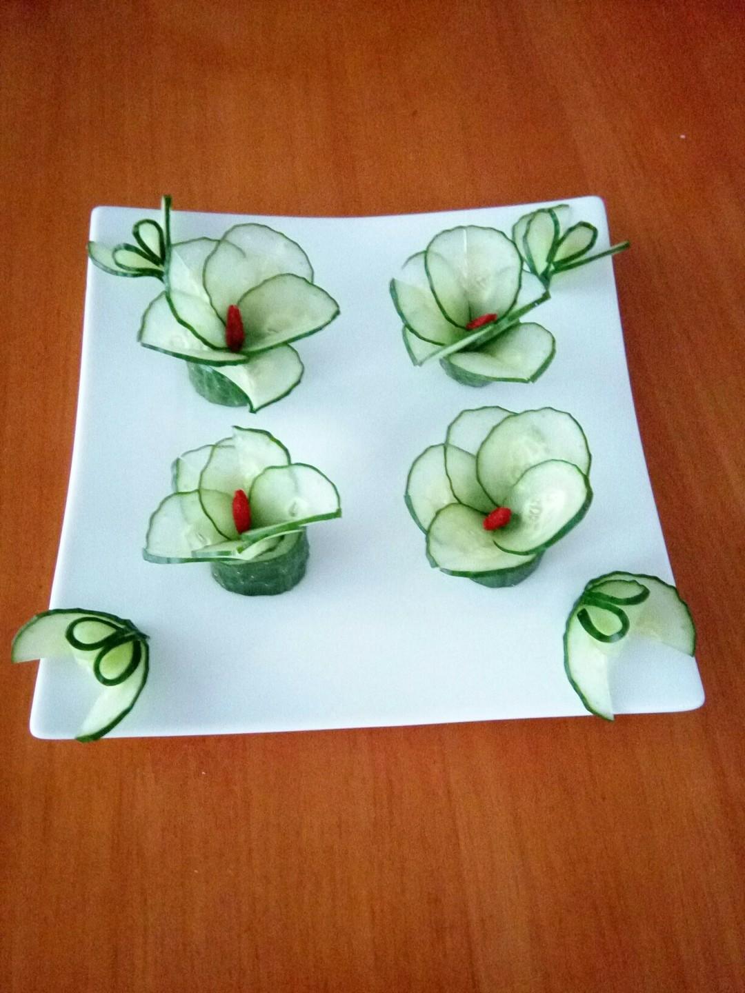 菜谱 摆盘围边 菱形花:     菱形片3一7片都可摆出花形.