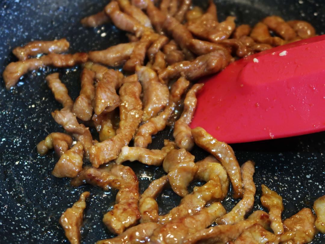 快手午餐便当饭盒——尖椒肉丝和大葱炒蛋