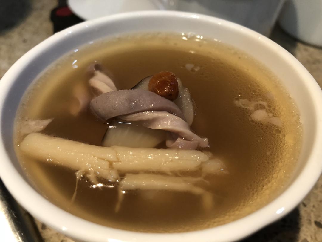 野生松茸,天麻,沙参炖鸡—— 材料:土鸡1只,天麻100克,沙参30克