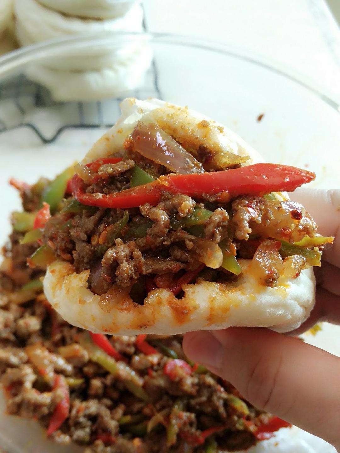 小璐美食做的孜然炒肉夹馍——小璐招牌美食