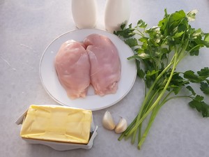 蒜蓉黄油鸡胸卷 chicken Kiev 乌克兰基辅鸡肉的做法 步骤1