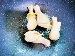 土豆鸡腿砂锅煲的做法 步骤4