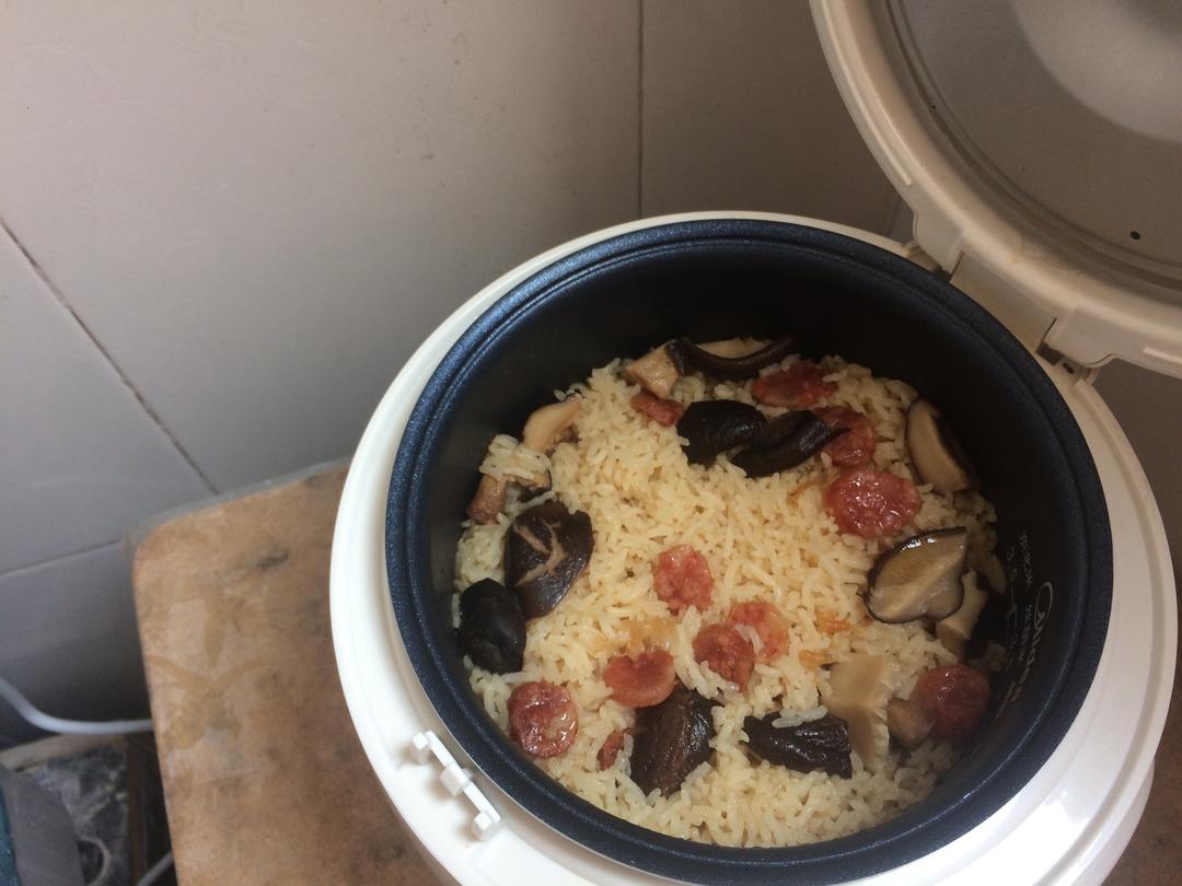 香菇腊肠焖饭的做法 步骤3