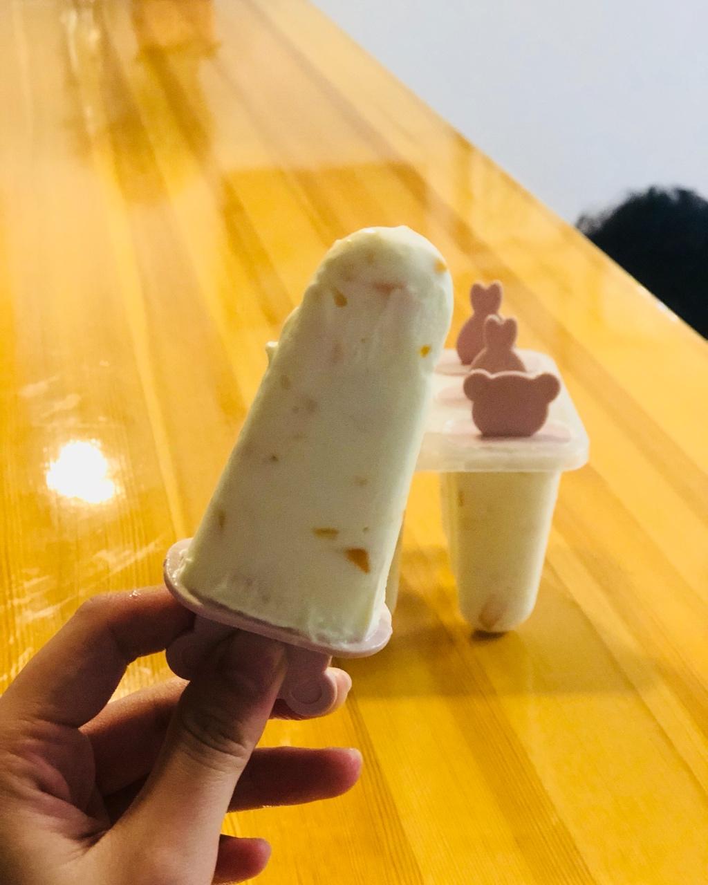一只黑凤梨做的雪糕
