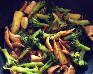 干锅香辣鸡腿+西兰花(流氓做法!快!美味!)的做法 步骤4