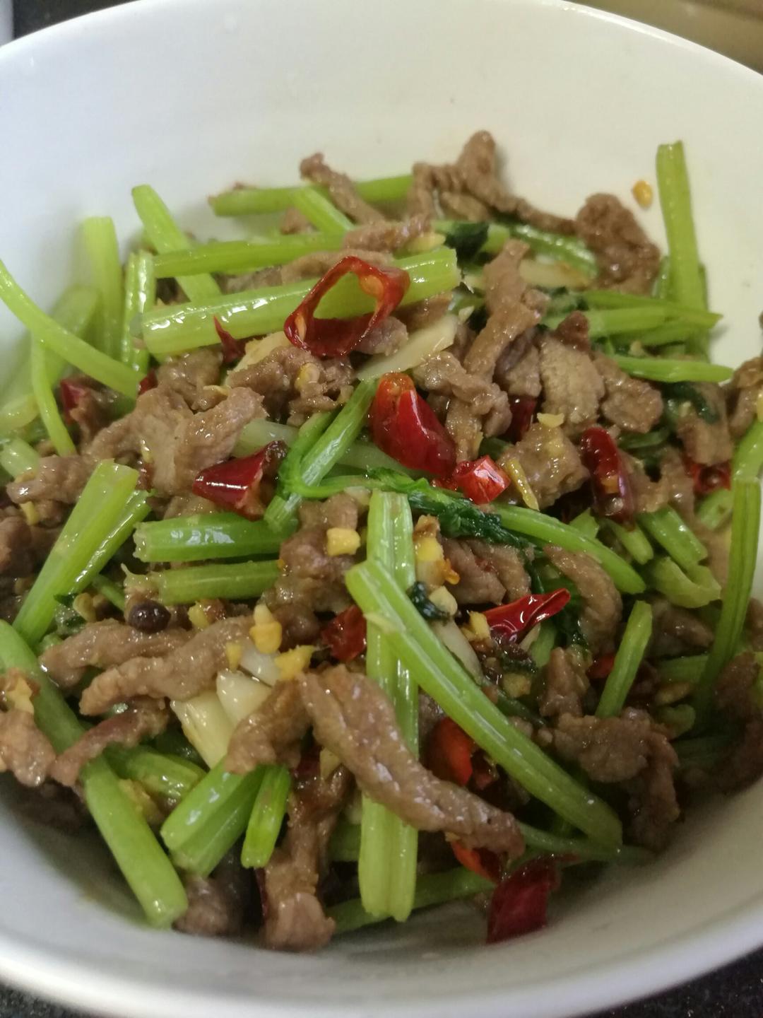 遗失的贝儿学烘焙做的芹菜炒牛肉