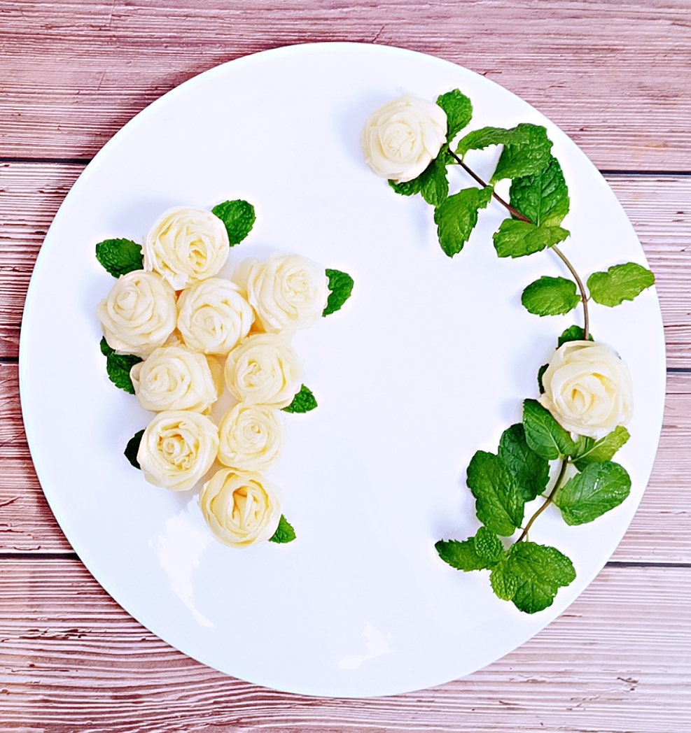 玫瑰花造型千层皮花朵奶油千层甜品拼盘装饰创意花式摆盘