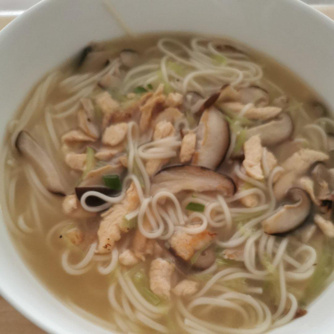 heiponiu做的香菇鸡丝面