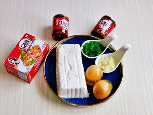 5分钟快手菜,红油皮蛋豆腐,好吃到爆的做法 步骤1