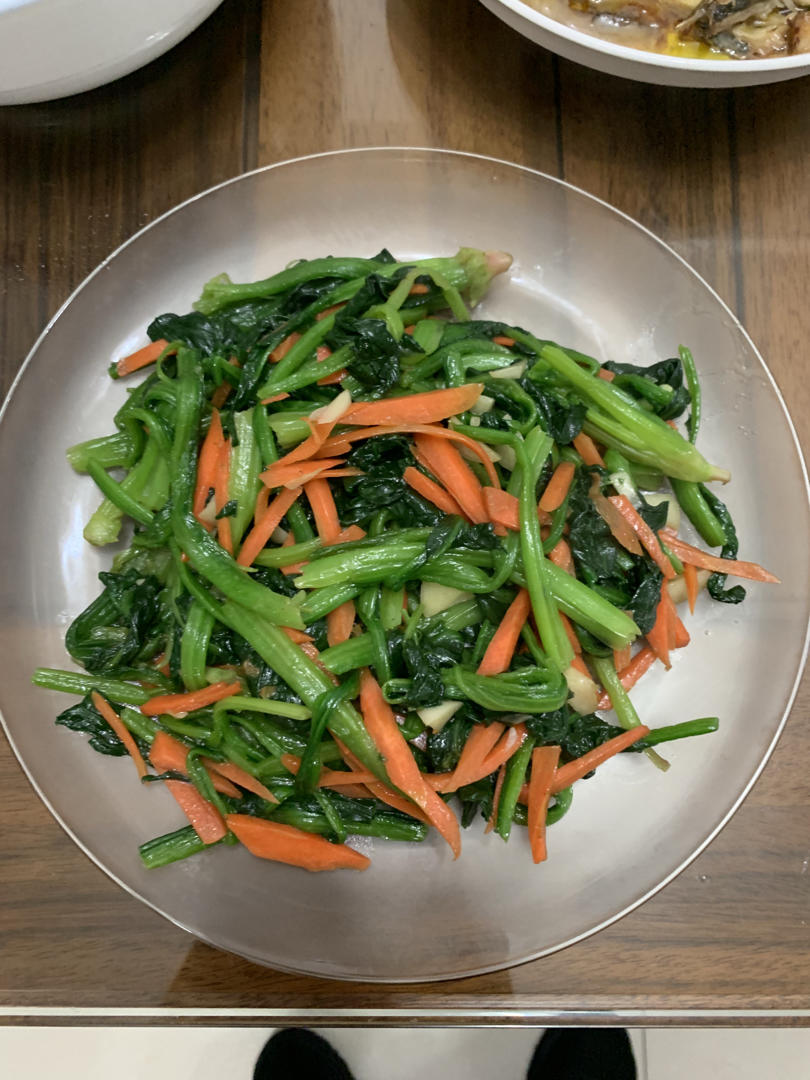 做过清炒菠菜胡萝卜丝胡萝卜配菠菜,味道还不错菠菜要提前焯水iphone