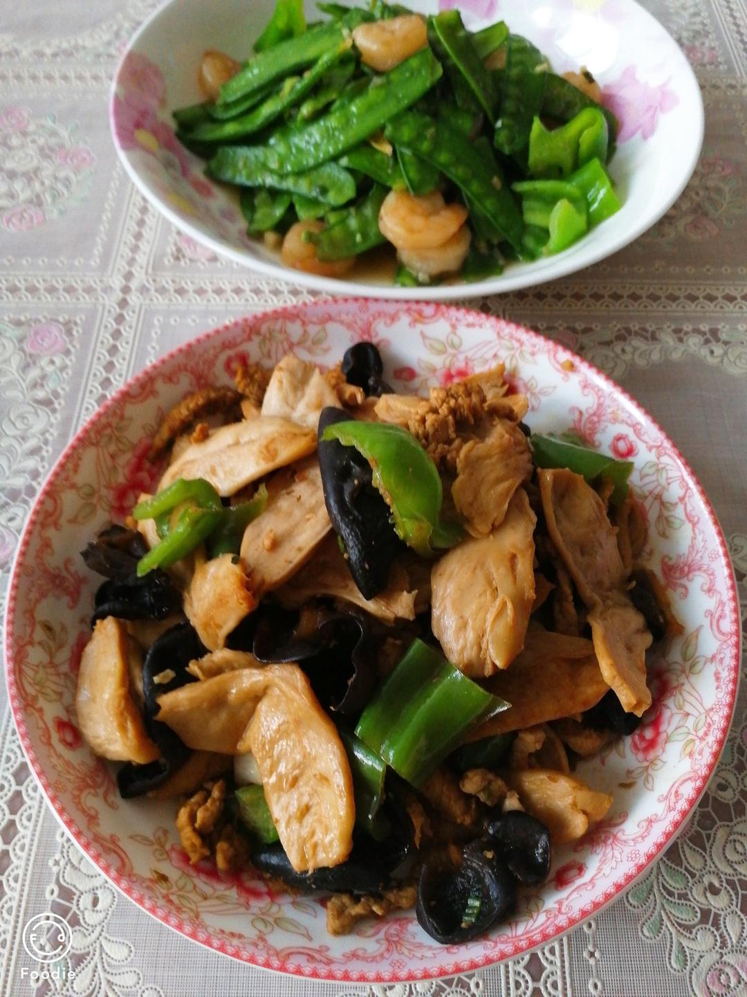 佳麻麻的小厨房做的木耳炒素鸡翅