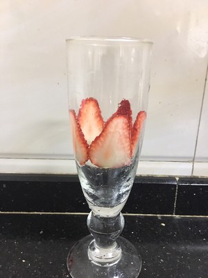 草莓奶昔的做法 步骤3