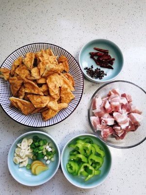 超级下饭的油豆泡烧肉的做法 步骤2