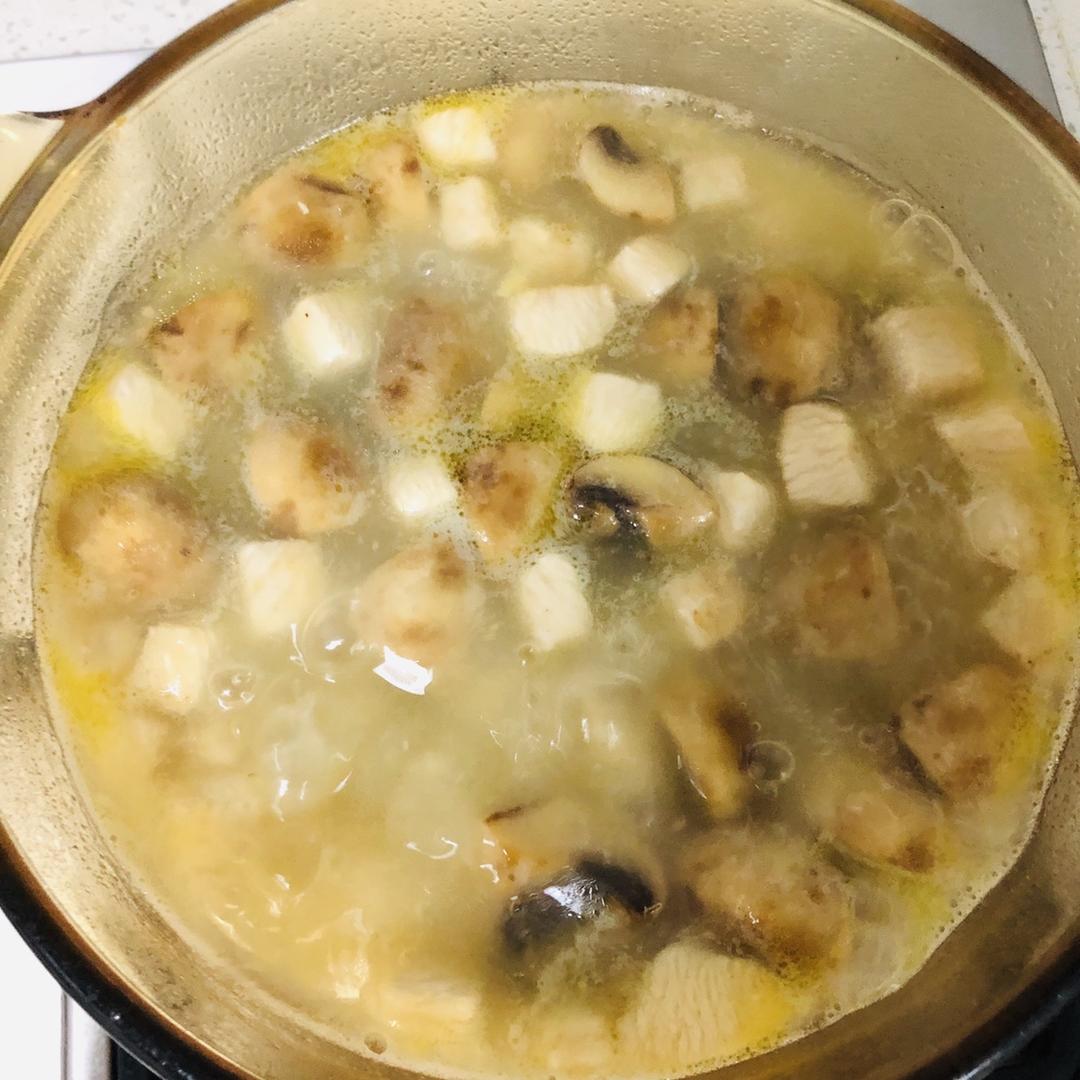 炒鸡简单的奶香鸡肉蘑菇浓汤