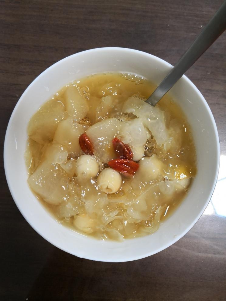 【150大卡甜点】银耳雪梨莲子羹(电饭煲)的做法
