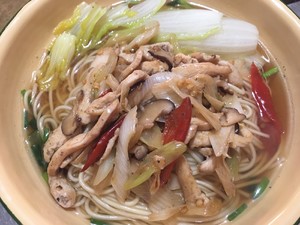 小炒or面臊,惹人口水直流的泡椒香菇鸡丝的做法 步骤1