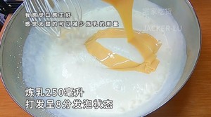 香草冰淇淋,超简单零失败,不输给哈根达斯的口感,消耗淡奶油无蛋黄,丝滑口感加上浓浓的奶香味。的做法 步骤3