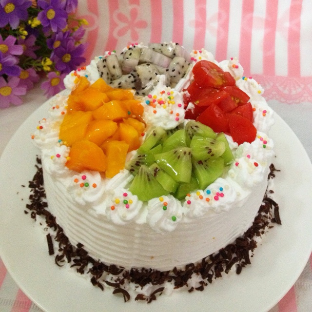 芝麻麻-做的奶油水果装饰蛋糕