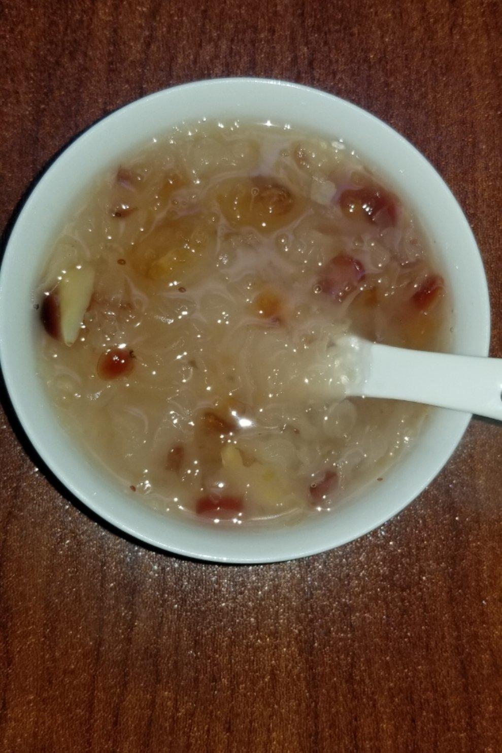 冬日橘色做的银耳雪燕桃胶皂角米羹
