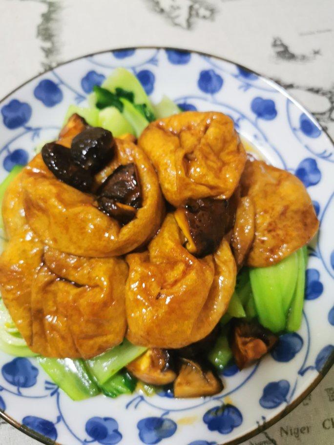 晴的好妈妈做的青菜香菇面筋煲