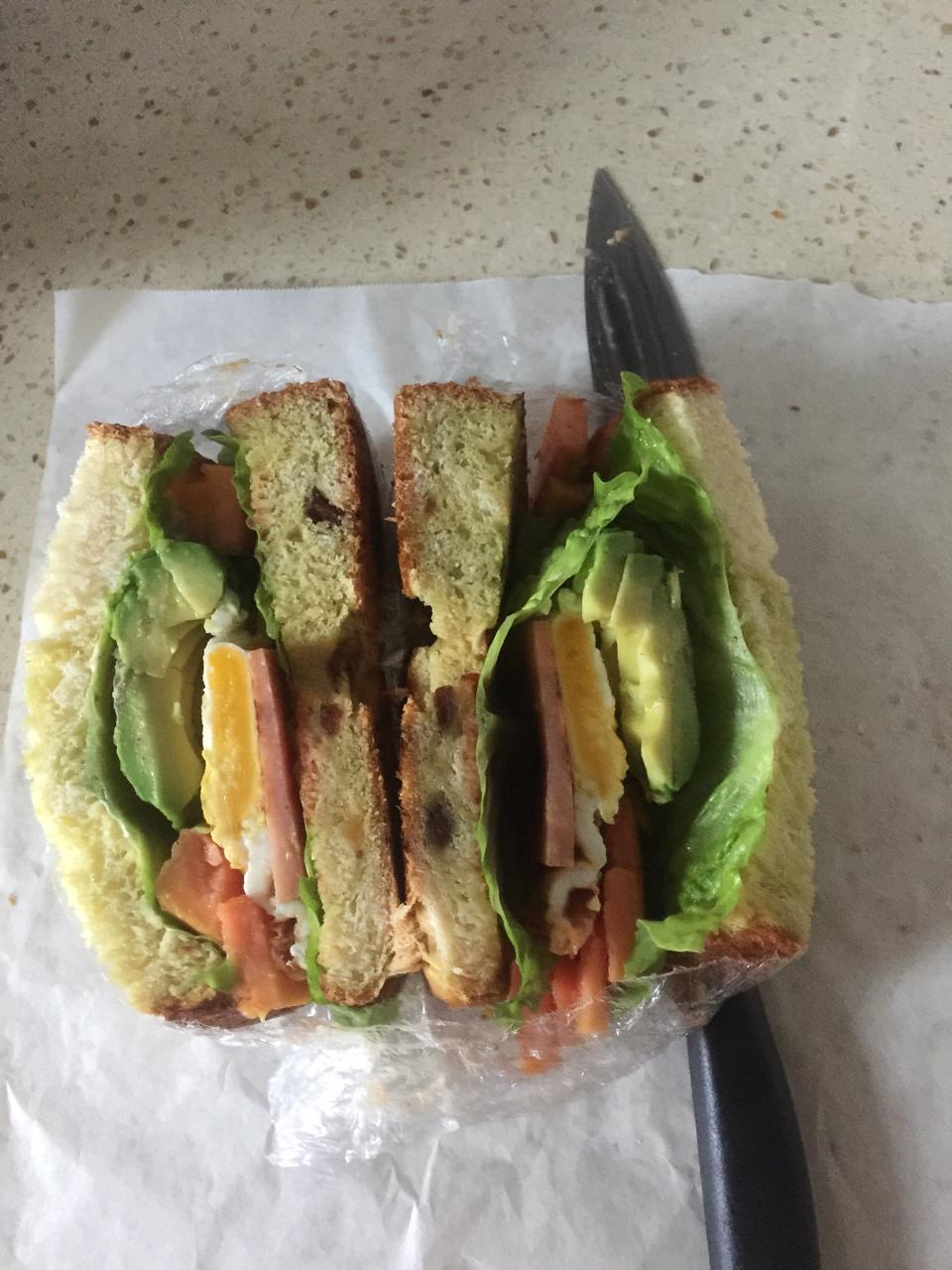 牛油果鸡蛋午餐肉三明治