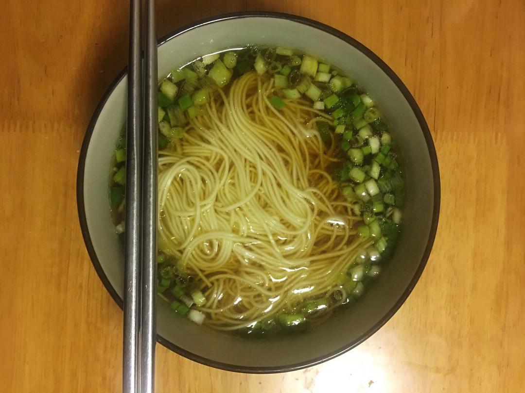 面条 醉是那一碗清汤面          小时候家里常做的一道面食,那时是用