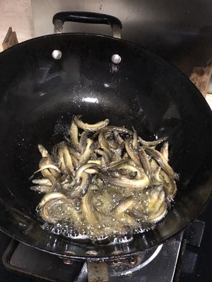 爆炒小泥鳅的做法 步骤2
