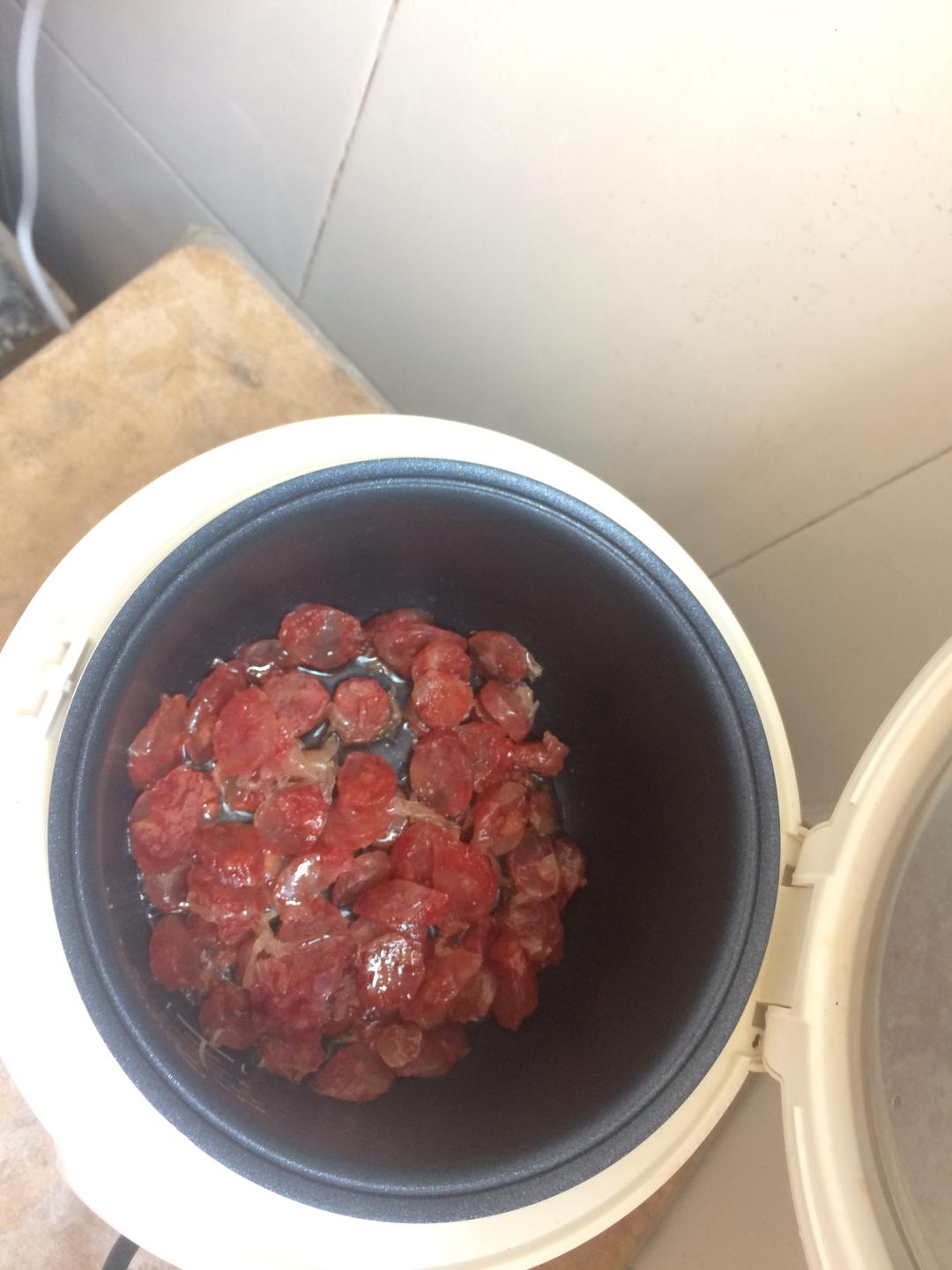 香菇腊肠焖饭的做法 步骤2