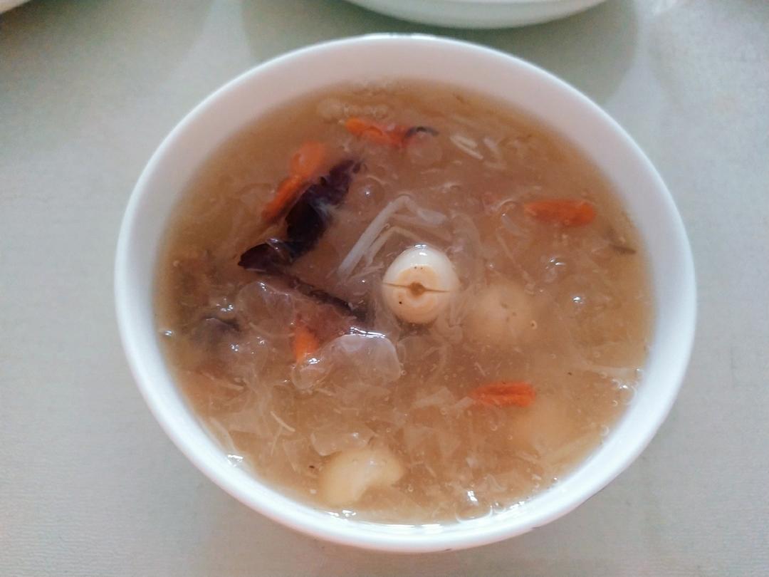 银耳莲子汤