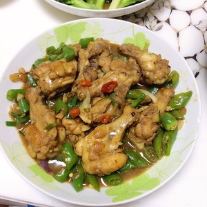红烧青椒鸡翅根的做法 步骤4