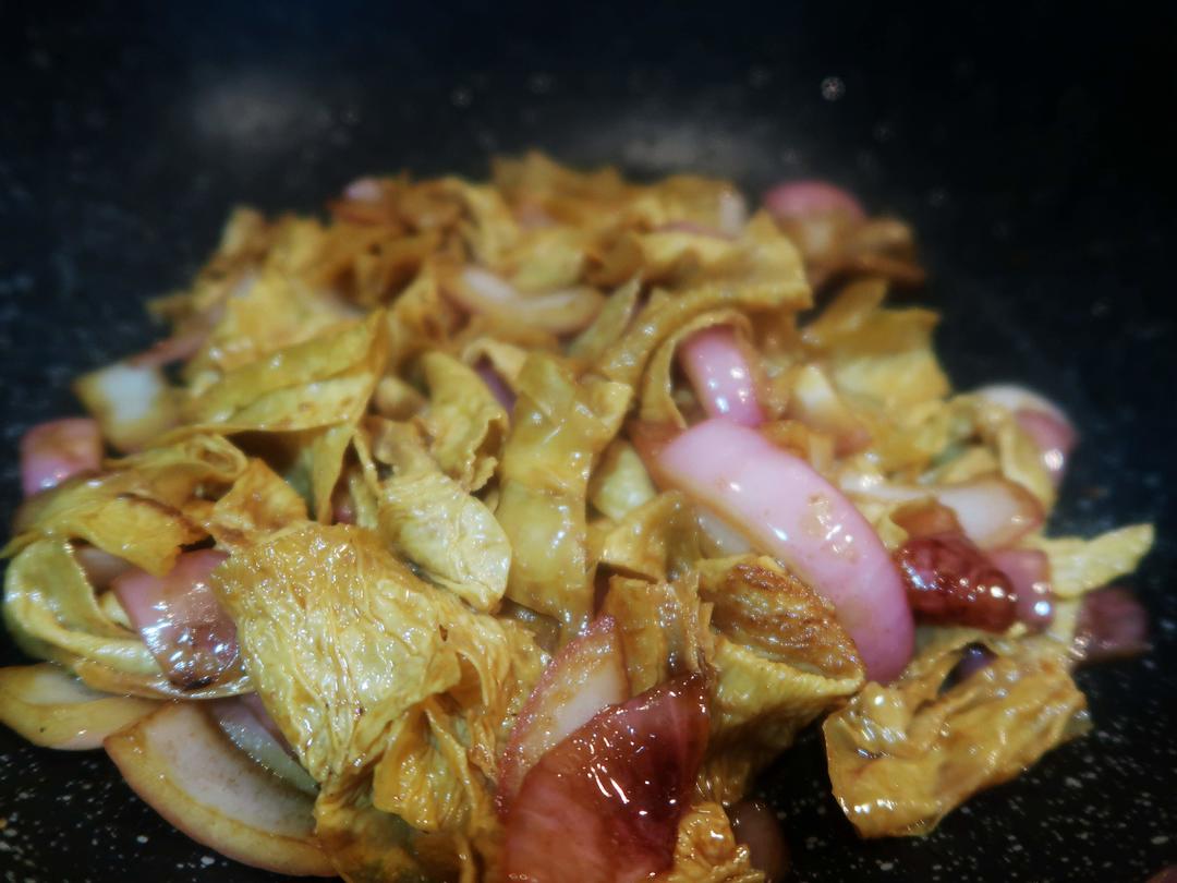 快手午餐便当饭盒——黄瓜炒肉和圆葱油皮