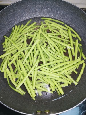 适合夏天的豆角炒肉的做法 步骤4