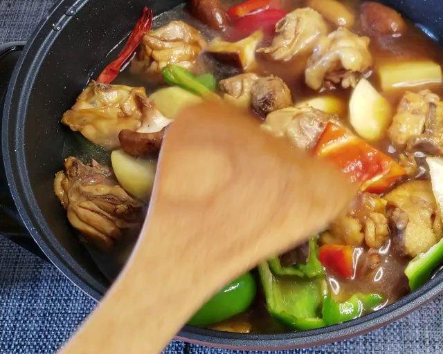 土豆炖鸡肉