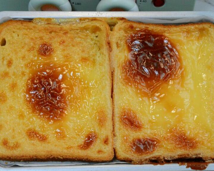 用料面包片2片芝士片1片牛奶25克淡奶油25克糖15克黄油15克蜂蜜1勺好