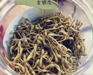 夏天店里蚊子超级多,突发奇想想着尝试自己做个天然蚊子膏。所以就有了纯天然自种自给的艾草和薄荷?艾草薄荷膏的做法 步骤3