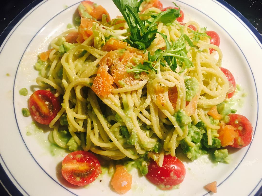 烟熏三文鱼牛油果意大利面(avocado smoked salmon spaghetti)
