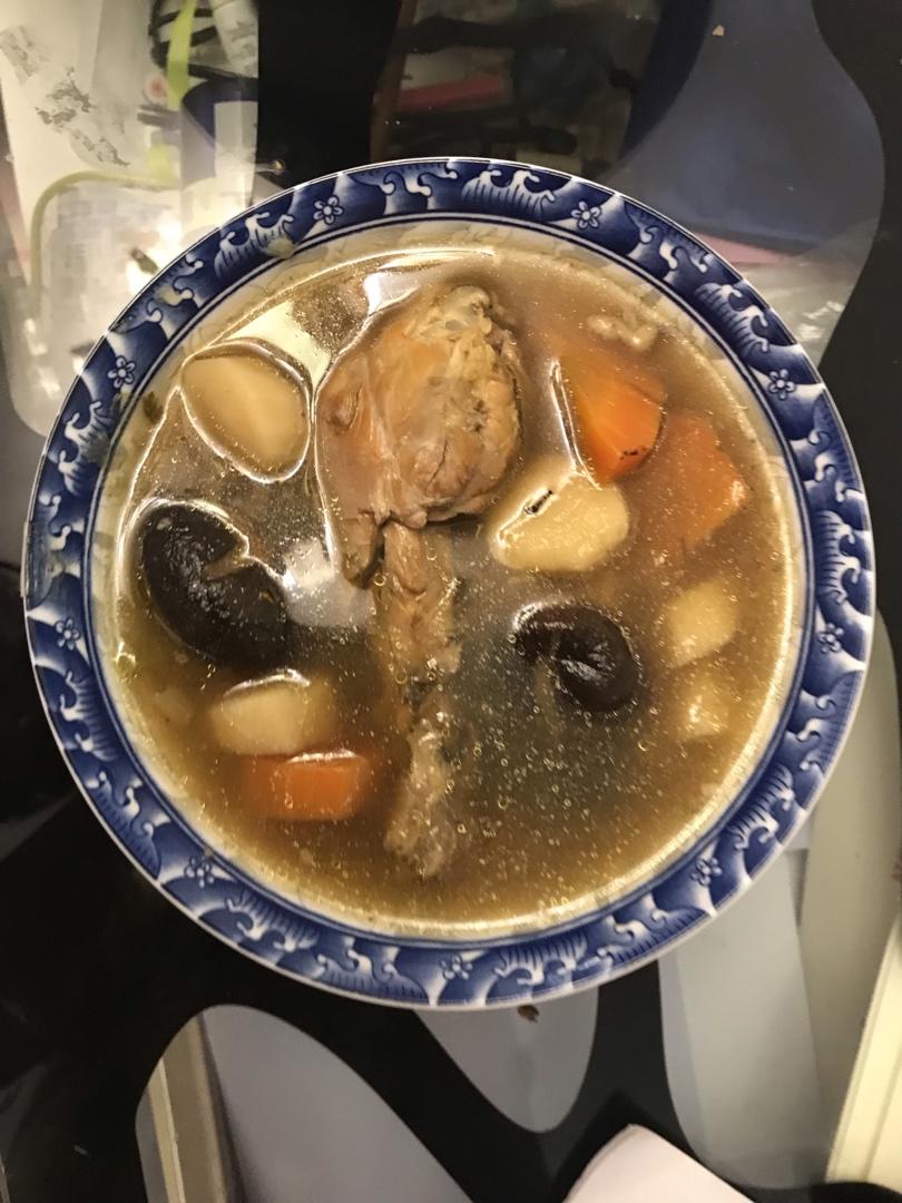 扬扬小馋猫做的家常炖汤小鸡炖蘑菇